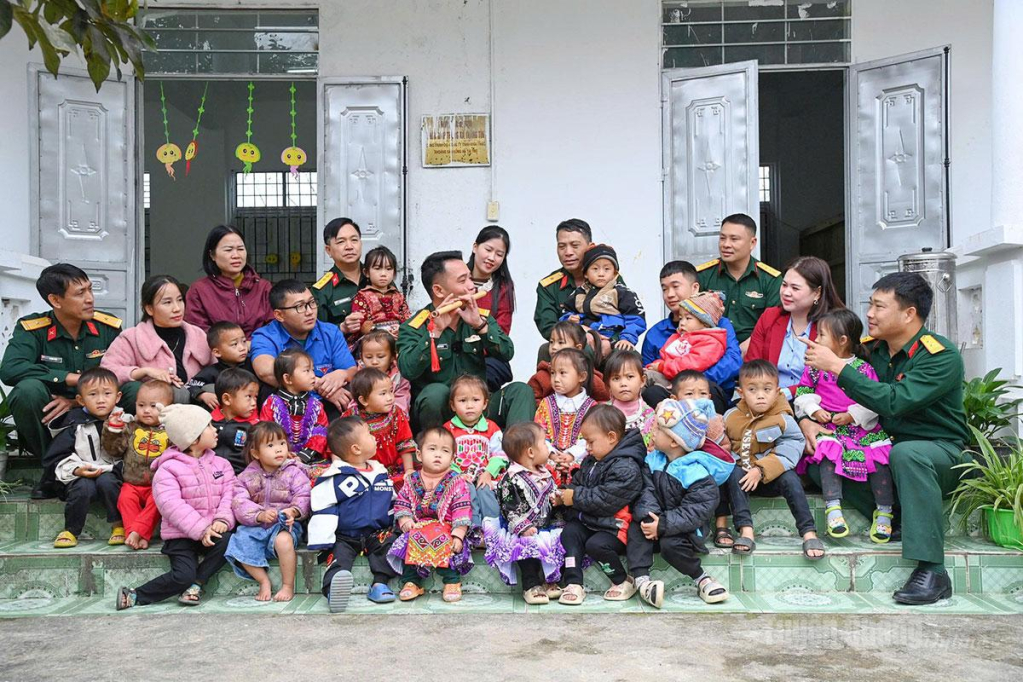Tiếng sáo Mông của Thiếu tá Nông Văn Tú giữa vòng tay yêu thường của cô, trò Điểm trường Hoàng Lao Chải, Trường Mầm non Thàng Tín. 