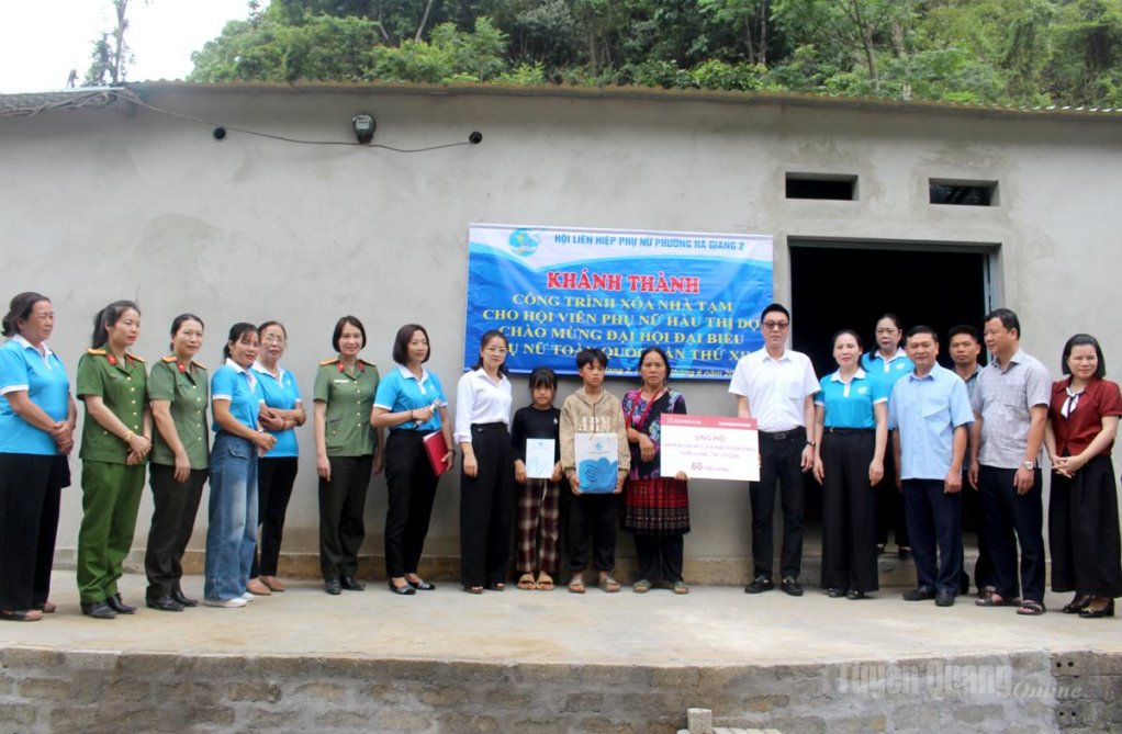 Đại diện ngân hàng Agribank Hà Giang trao số tiền hỗ trợ cho gia đình bà Hầu Thị Dợ.