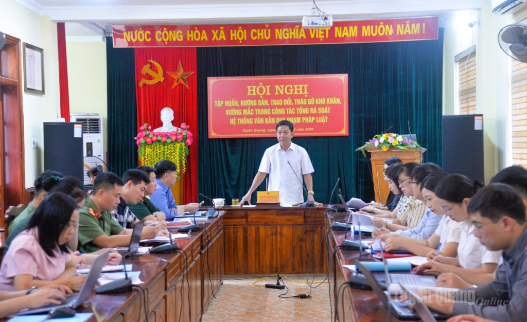 Lãnh đạo Sở Tư pháp phát biểu tại Hội nghị tập huấn, hướng dẫn, trao đổi, tháo gỡ khó khăn, vướng mắc trong quá trình triển khai thực hiện tổng rà soát hệ thống văn bản quy phạm pháp luật.