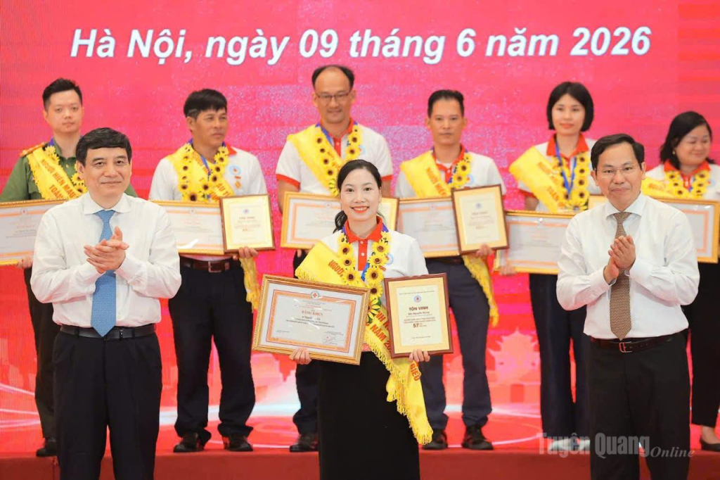 Cô Nguyễn Thị Là, giáo viên trường Tiểu học và THCS Đông Thọ, xã Đông Thọ được tôn vinh tại chương trình.