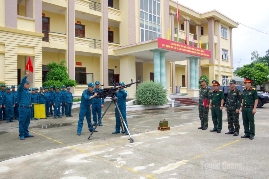 Đoàn công tác kiểm tra thao tác sử dụng Súng máy PK 12,7mm tại Cụm huấn luyện dân quân Binh chủng, Ban CHQS xã Sơn Dương.