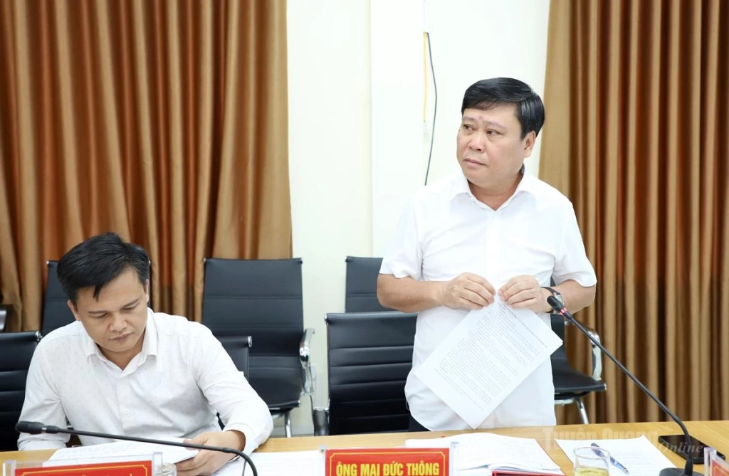 Giám đốc Báo và phát thanh, truyền hình tỉnh, Chủ tịch Hội Nhà báo tỉnh Mai Đức Thông báo cáo kết quả chấm, chọn các tác phẩm của Hội đồng Chung khảo.