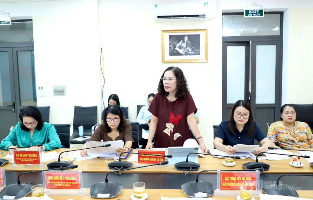 Thành viên Hội đồng Giải thưởng phân tích các tác phẩm được xét chọn.