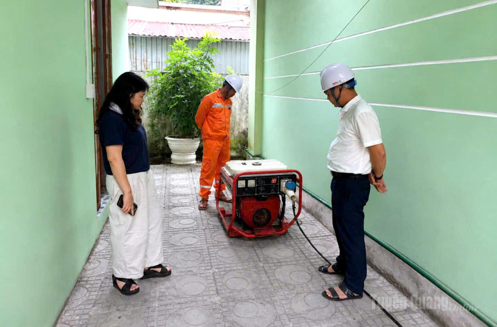 Điện lực Mèo Vạc kiểm tra máy phát và hệ thống điện tại điểm thi trường THPT Mèo Vạc.
