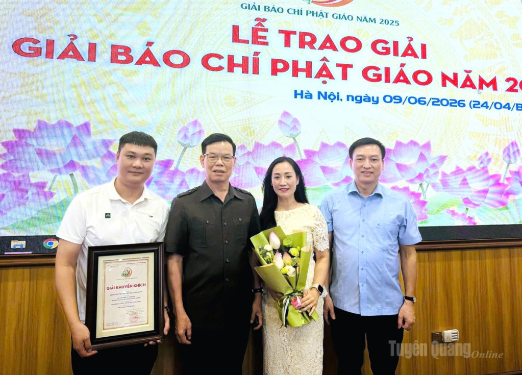 Đồng chí Triệu Tài Vinh - Phó Trưởng Ban Tuyên giáo và Dân vận Trung ương cùng nhóm tác giả Báo và phát thanh, truyền hình Tuyên Quang.
