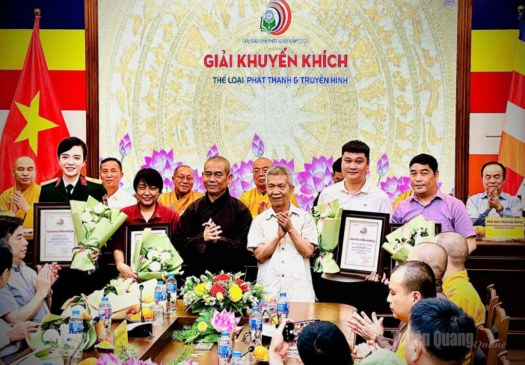 Ban Tổ chức trao giải khuyến khích cho tác giả, nhóm tác giả.