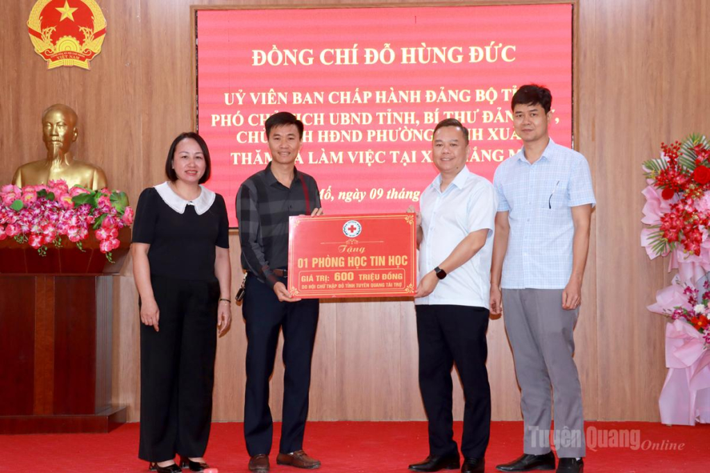 Đồng chí Đỗ Hùng Đức, Phó Chủ tịch UBND tỉnh trao 1 phòng tin học trị giá 600 triệu đồng do Hội Chữ thập đỏ tỉnh tài trợ cho Trường THCS xã Thắng Mố.