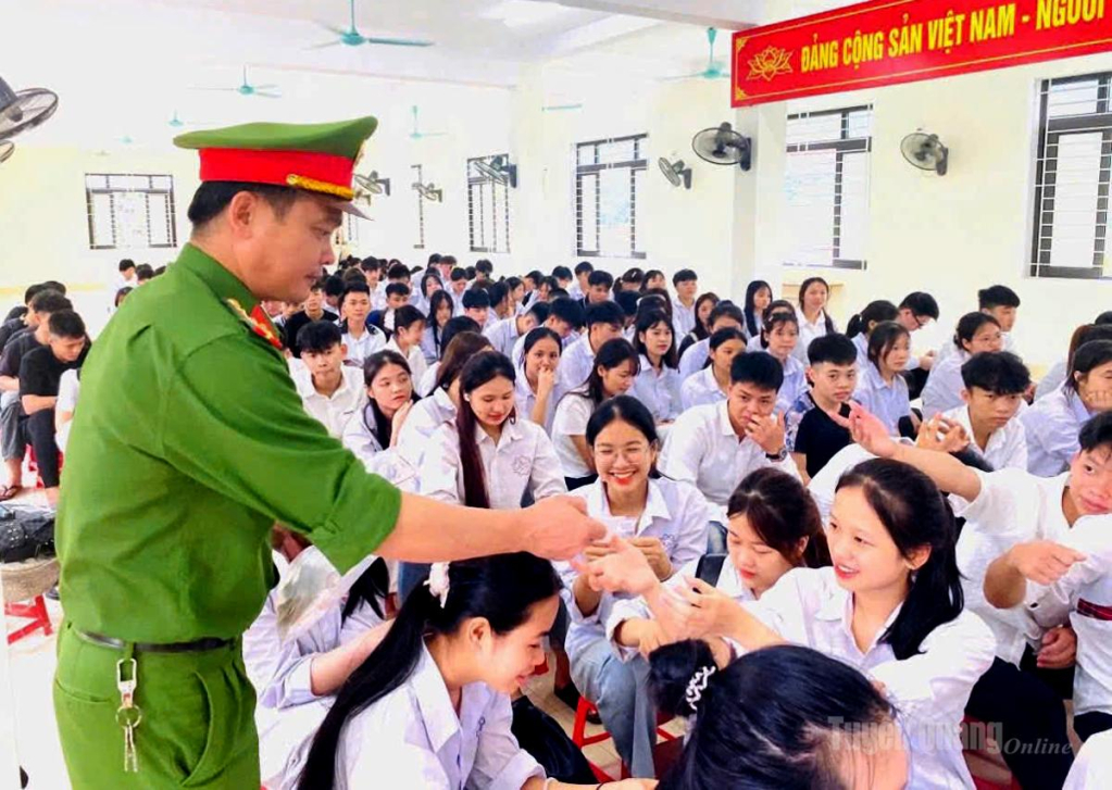 Công an xã Bắc Quang tuyên truyền, nâng cao nhận thức cho học sinh về phòng ngừa, đấu tranh với tội phạm.