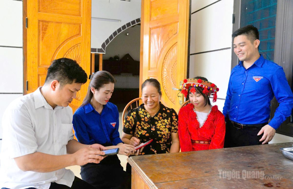 Đoàn Thanh niên xã Lực Hành tuyên truyền giúp người dân cảnh giác, nâng cao nhận thức về phòng, chống ma túy trên không gian mạng.