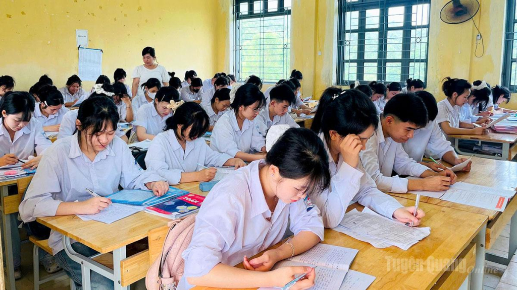 Các em học sinh lớp 12 trường THPT Sơn Nam  tăng tốc ôn tập, sẵn sàng  cho kỳ thi tốt nghiệp. 