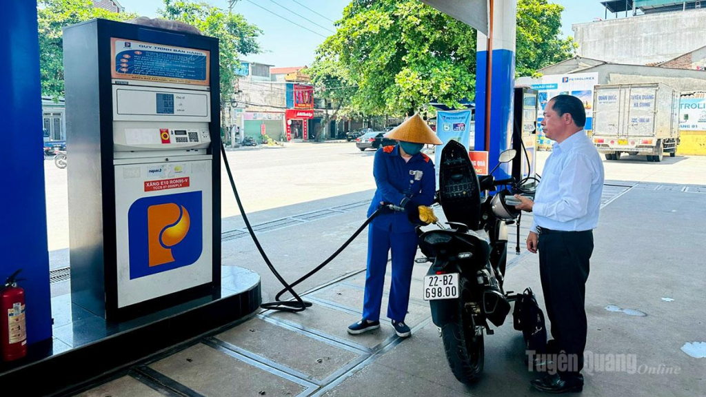 Công ty TNHH MTV Petrolimex Tuyên Quang thực hiện nghiêm ngặt quy trình kiểm soát chất lượng xăng dầu trước khi bán cho người tiêu dùng.
