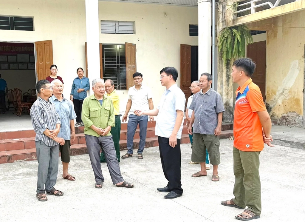 Lãnh đạo  xã Sơn Thủy lắng nghe ý kiến  Nhân dân thôn Đồng Cháy về  triển khai phương án sắp xếp thôn. 