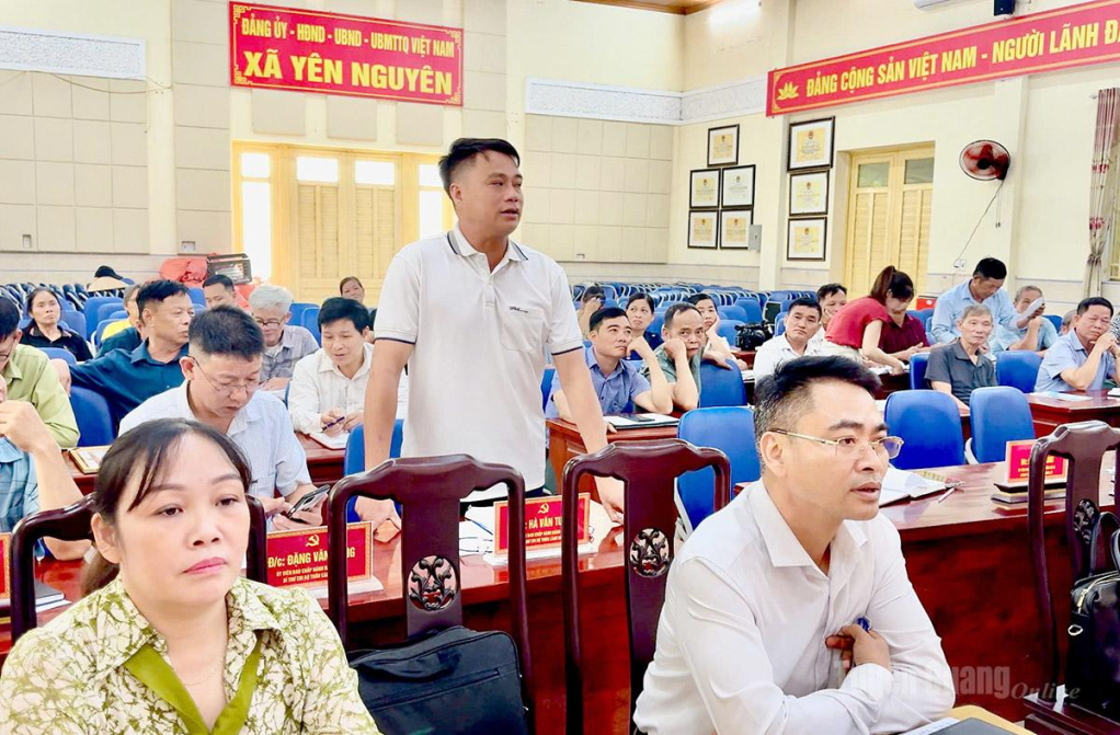 Người dân xã Yên Nguyên đóng góp ý kiến về thực hiện sắp xếp thôn trên địa bàn xã.