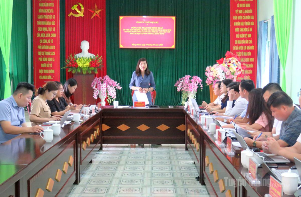 Toàn cảnh buổi làm việc với BTV Đảng ủy xã Bằng Hành.