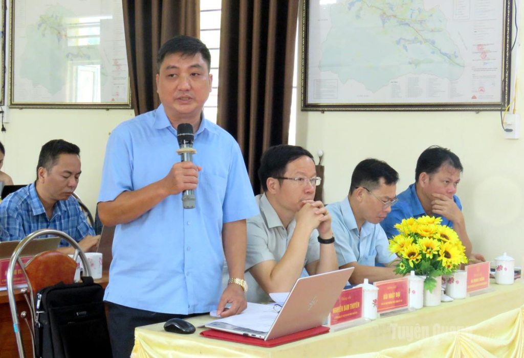 Đồng chí Nguyễn Đàm Thuyên, Bí thư Đảng ủy, Chủ tịch HĐND xã Liên Hiệp báo cáo tại buổi làm việc.