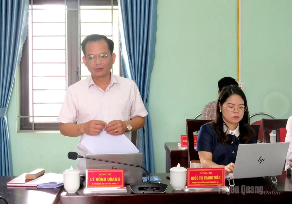 Đồng chí Lê Hồng Quang, Bí thư Đảng ủy, Chủ tịch HĐND xã Bằng Hành báo cáo tiến độ thực hiện sắp xếp thôn trên địa bàn.