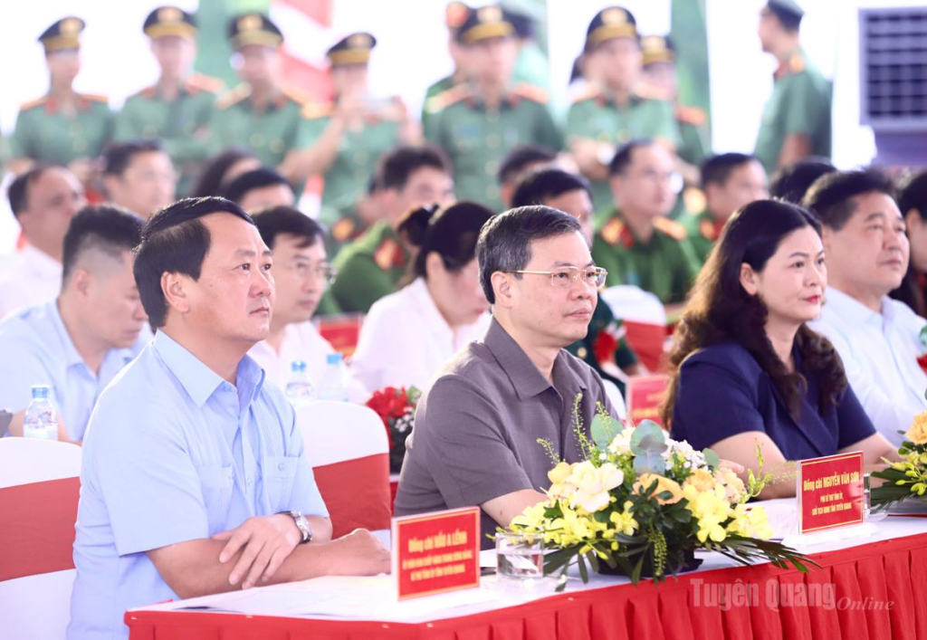 Bí thư Tỉnh uỷ Hầu A Lềnh, Chủ tịch HĐND tỉnh Nguyễn Văn Sơn, Phó Chủ tịch UBND tỉnh Vương Ngọc Hà tham dự buổi lễ.