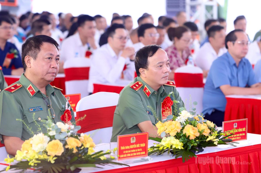 Trung tướng Đặng Hồng Đức, Thứ trưởng Bộ Công an và Thiếu tướng Nguyễn Đức Thuận, Giám đốc Công an tỉnh dự buổi lễ.