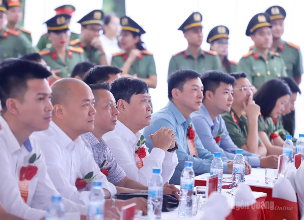 Lãnh đạo Báo và phát thanh, truyền hình Tuyên Quang và các đại biểu dự Lễ khởi công và Lễ phát động.