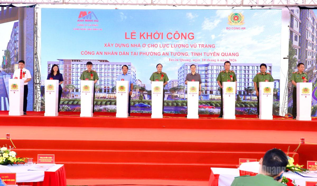 Các đồng chí lãnh đạo Bộ Công an và lãnh đạo tỉnh, nhà đầu tư thực hiện nghi thức bấm nút khởi công dự án.