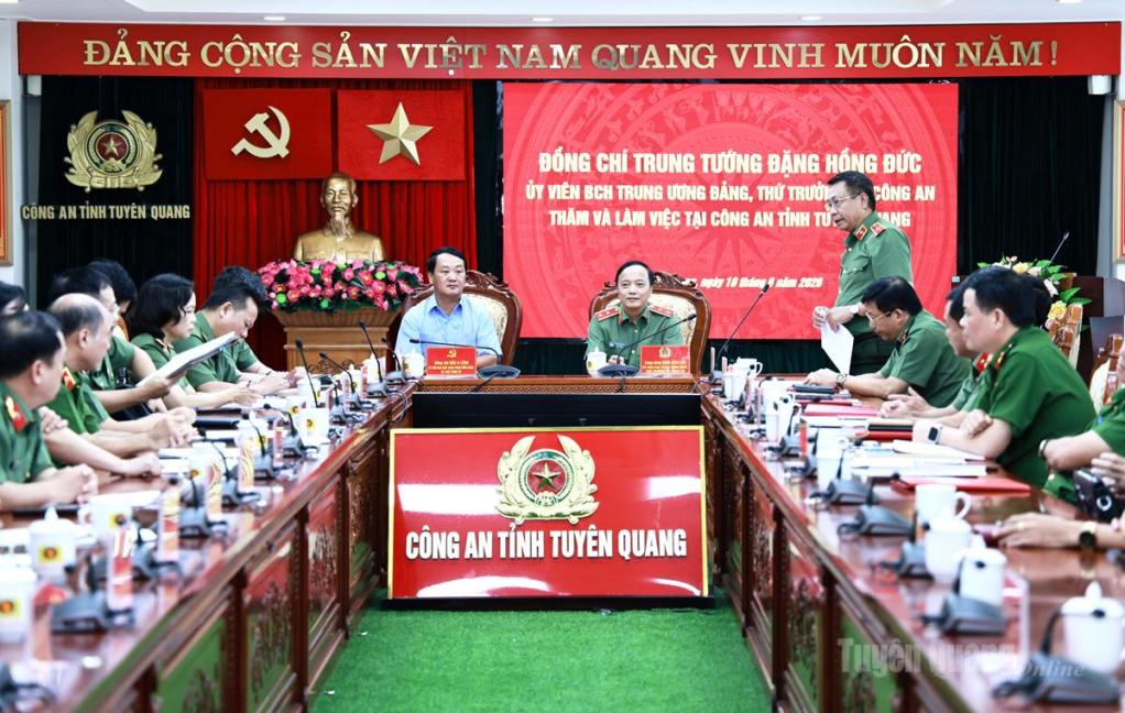 Toàn cảnh buổi làm việc.