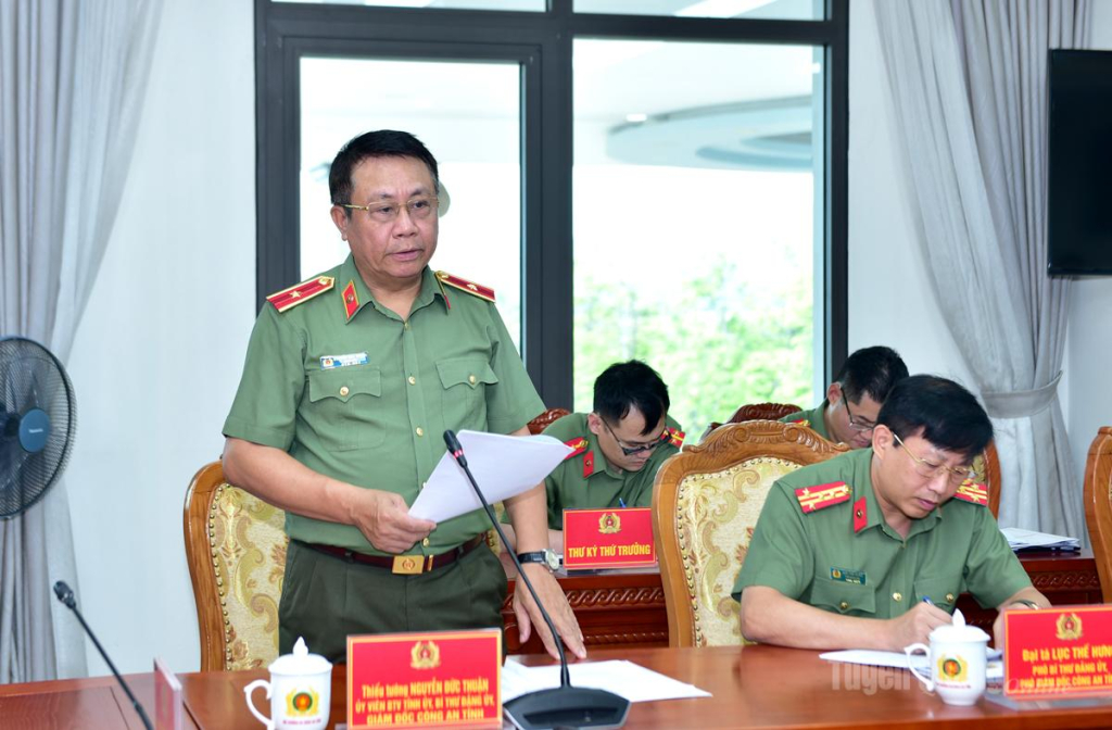 Thiếu tướng Nguyễn Đức Thuận, Giám đốc Công an tỉnh báo cáo tại buổi làm việc.