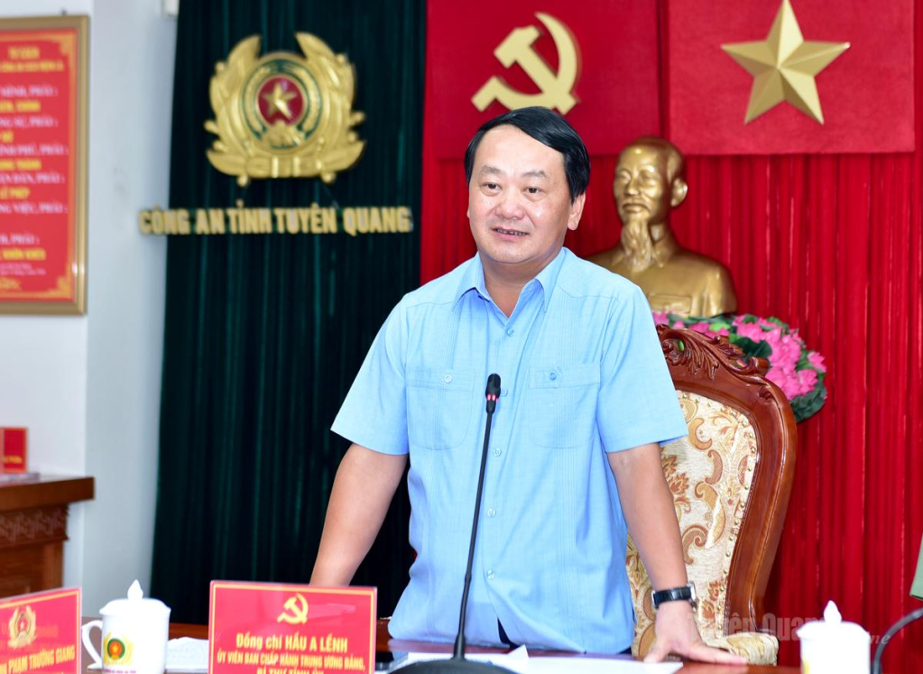 Bí thư Tỉnh uỷ Hầu A Lềnh phát biểu tại buổi làm việc.