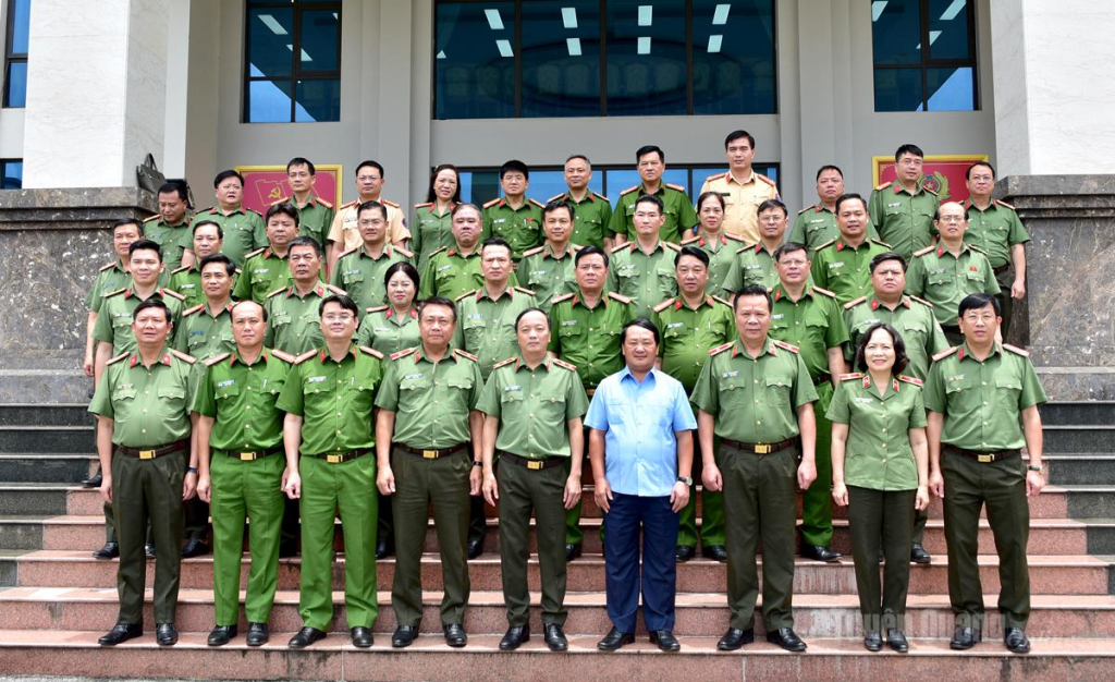 Bí thư Tỉnh uỷ Hầu A Lềnh, Thứ trưởng Bộ Công an Đặng Hồng Đức chụp ảnh cùng các đại biểu.