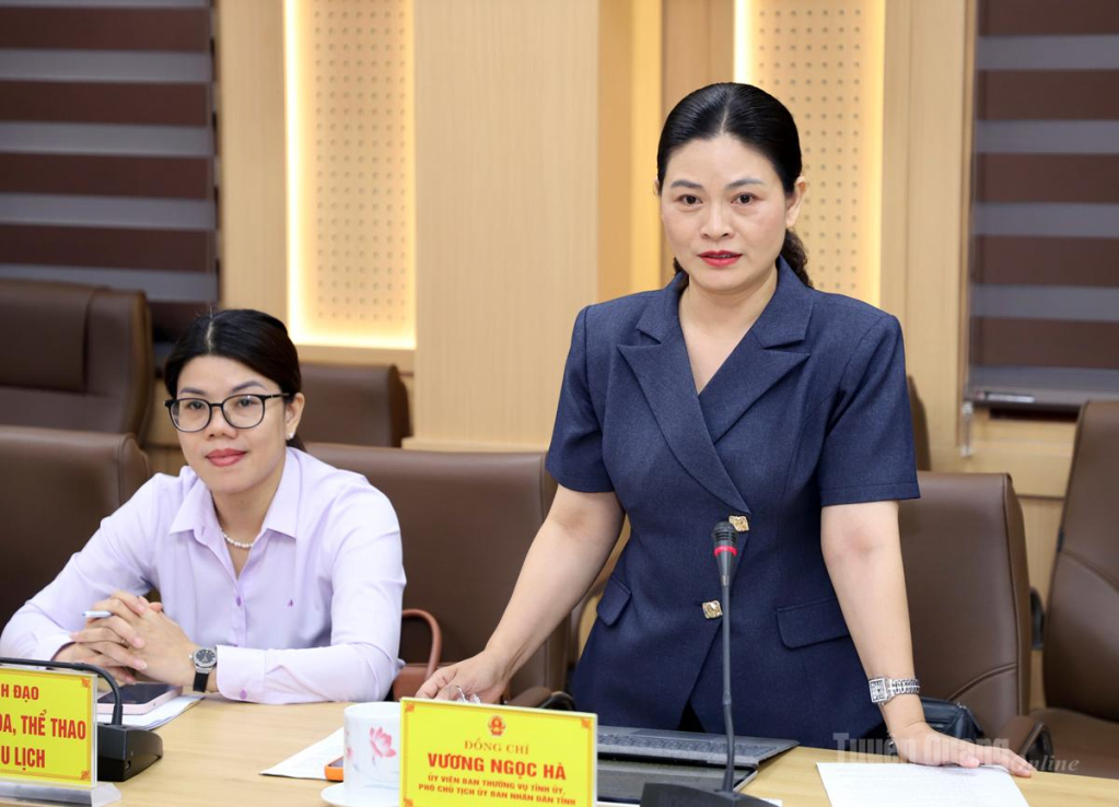 Phó Chủ tịch UBND tỉnh Vương Ngọc Hà chia sẻ với những khó khăn, vướng mắc trong triển khai dự án của doanh nghiệp.