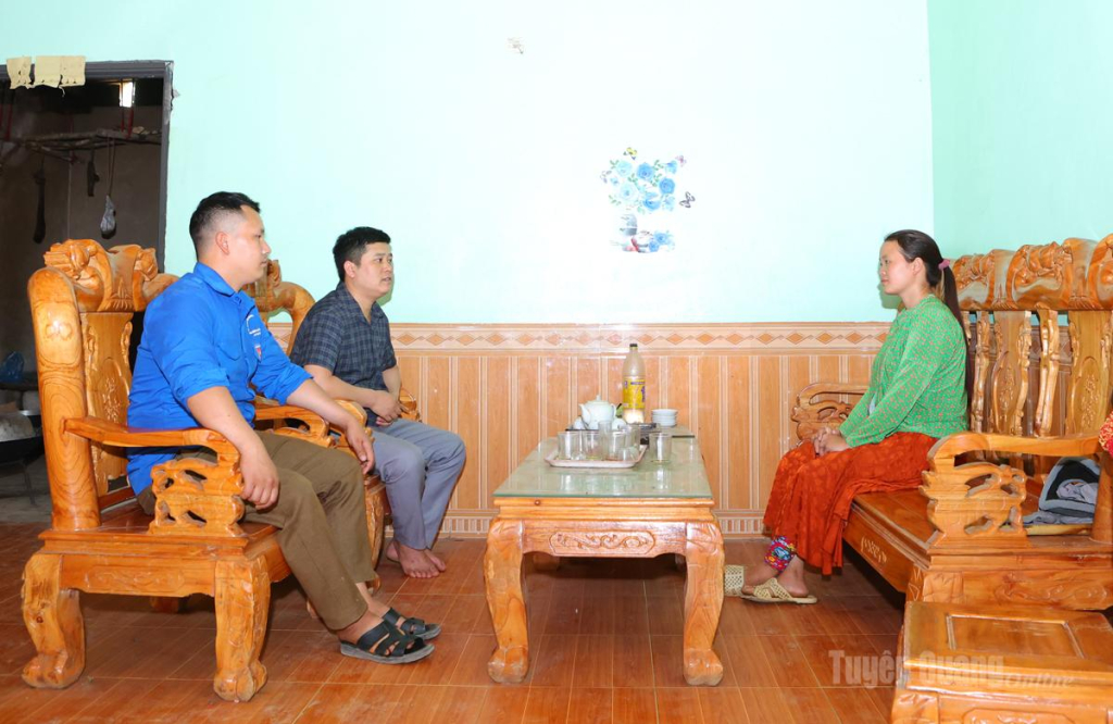 Cán bộ xã Thắng Mố trực tiếp đến từng thôn bản tuyên truyền, vận động người dân tham gia xuất khẩu lao động và đi làm việc tại các khu công nghiệp.