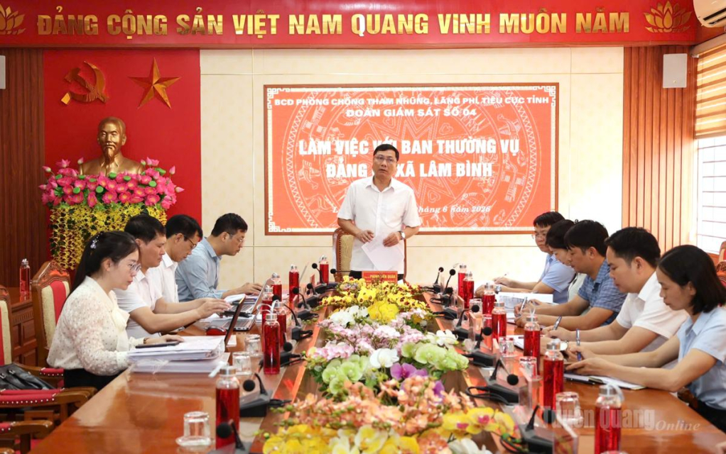Đồng chí Phùng Tiến Quân, Ủy viên Ban Thường vụ Tỉnh ủy, Trưởng Ban Nội chính Tỉnh ủy phát biểu chỉ đạo tại buổi làm việc.