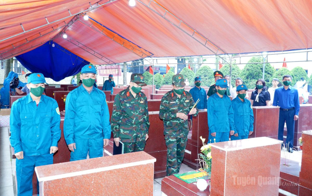 Các đại biểu thắp hương tri ân liệt sĩ trước khi tiến hành lấy mẫu hài cốt.