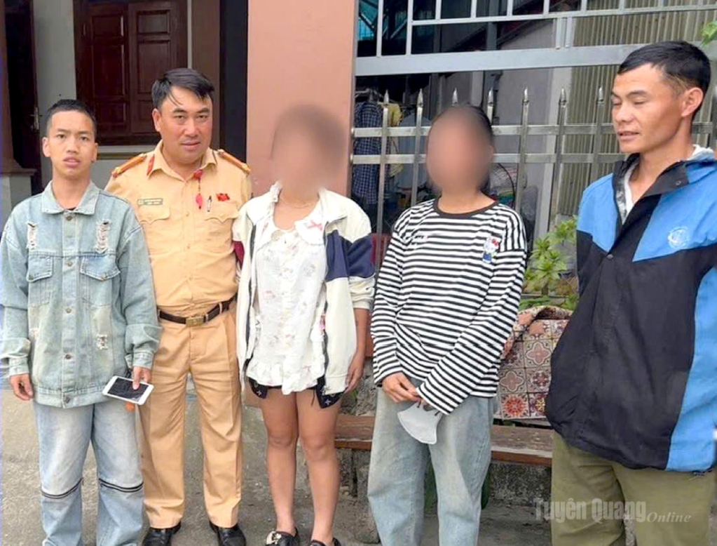 Lực lượng công an ngăn chặn kịp thời khi 2 cháu đang trên đường di chuyển qua khu vực xã Quản Bạ.