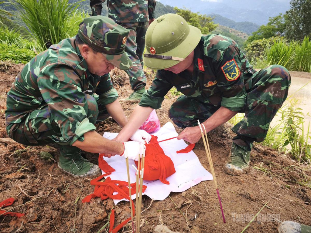 Cán bộ Đội Quy tập hài cốt liệt sĩ thực hiện nhiệm vụ tại hiện trường.