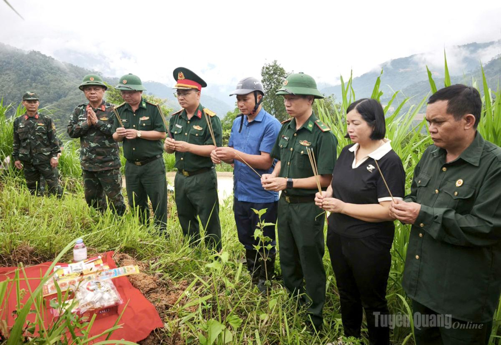 Dâng hương tri ân liệt sĩ trước khi thực hiện công tác cất bốc, quy tập.