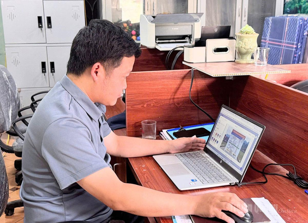 Cán bộ quản trị Fanpage Thông tin xã Khâu Vai sản xuất nội dung  chương trình đăng Fanpage.