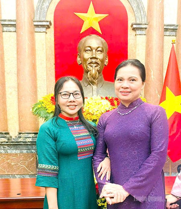 Chị Tống Thị Ngân chụp ảnh lưu niệm với đồng chí Hà Thị Nga, Phó Chủ tịch - Tổng Thư ký Uỷ ban Trung ương MTTQ Việt Nam.