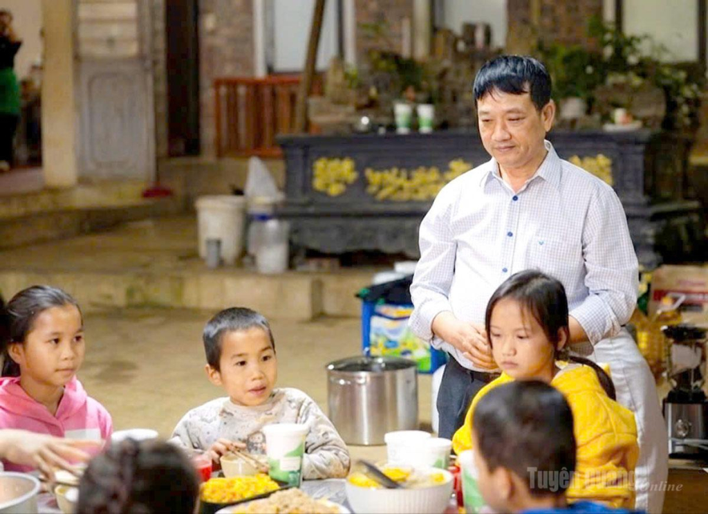 Thầy giáo Nguyễn Văn Diện và các cháu mồ côi tại “Mái ấm Dương Hiển”.