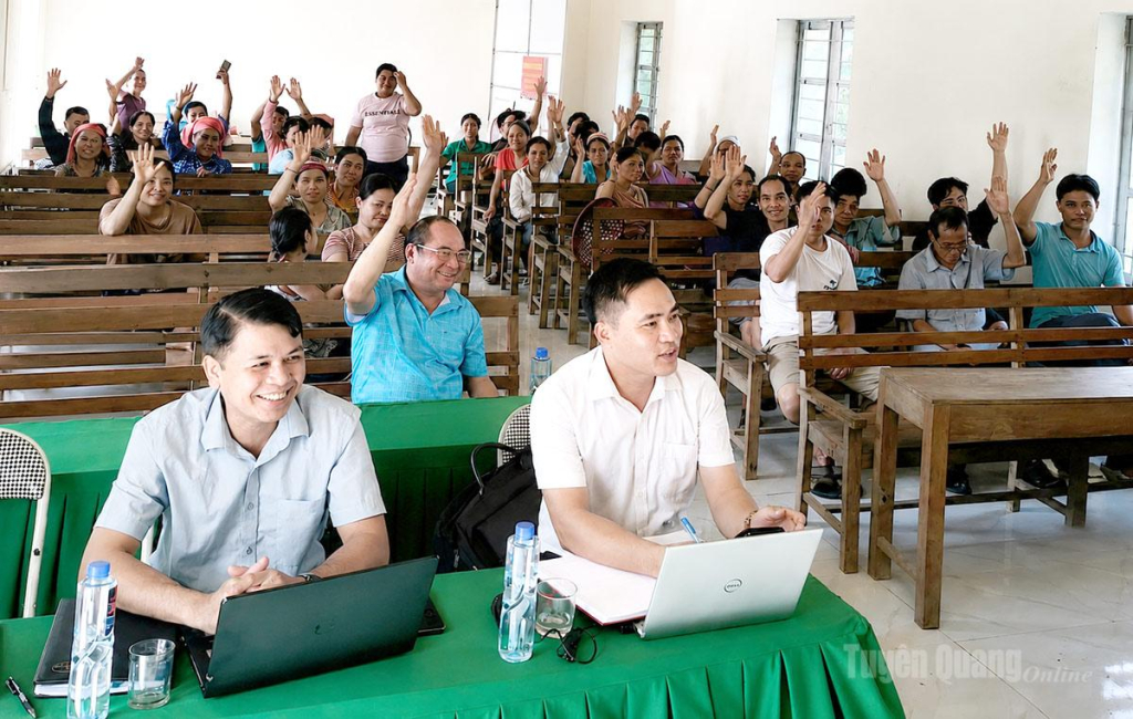 Người dân thôn Xuân Thành, xã Liên Hiệp biểu quyết, thống nhất các nội dung của  Đề án sắp xếp thôn trên địa bàn.