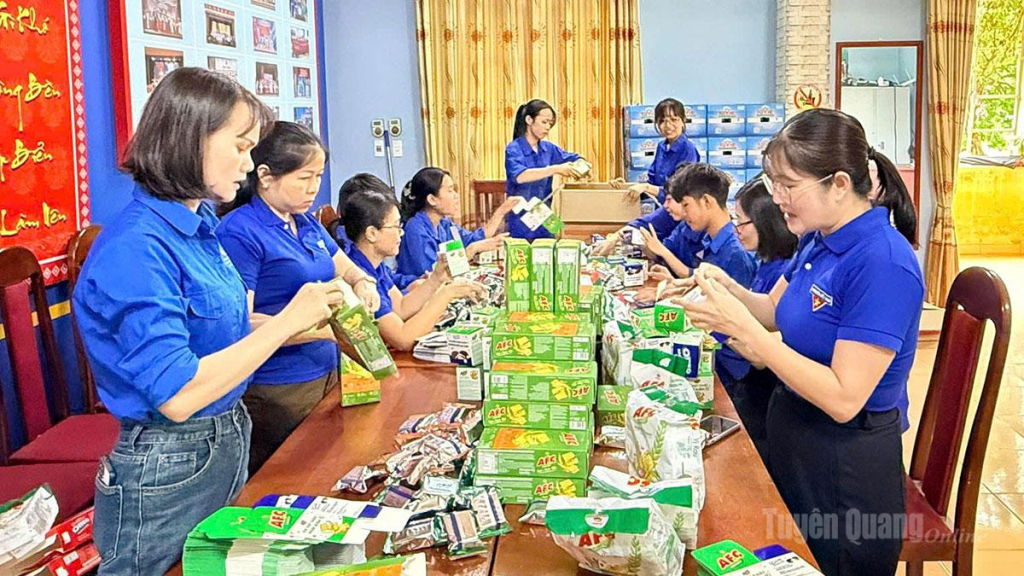 Đoàn trường THPT Nguyễn Văn Huyên chuẩn bị đồ ăn, nước uống cho các thí sinh tham dự kỳ thi tốt nghiệp THPT năm 2026. 