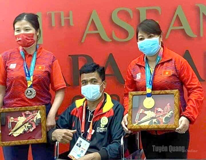 Chị Nguyễn Thị Mai (bên trái ảnh) nhận Huy chương Bạc nội dung ném đĩa tại ASEAN Para Games năm 2022 tổ chức tại Indonesia.