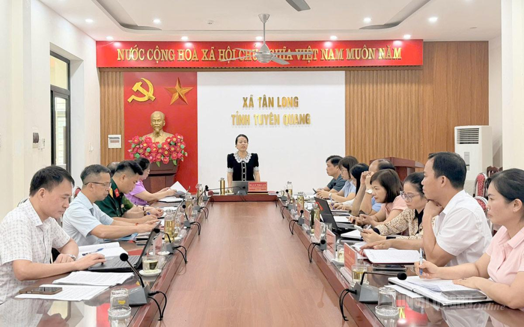 Đồng chí Lý Thị Lan làm việc với Ban Thường vụ Đảng ủy xã Tân Long.