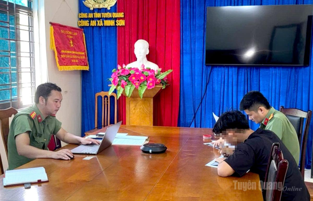 Công an xã Minh Sơn xử phạt đối tượng chia sẻ thông tin kích động bạo lực trên không gian mạng.