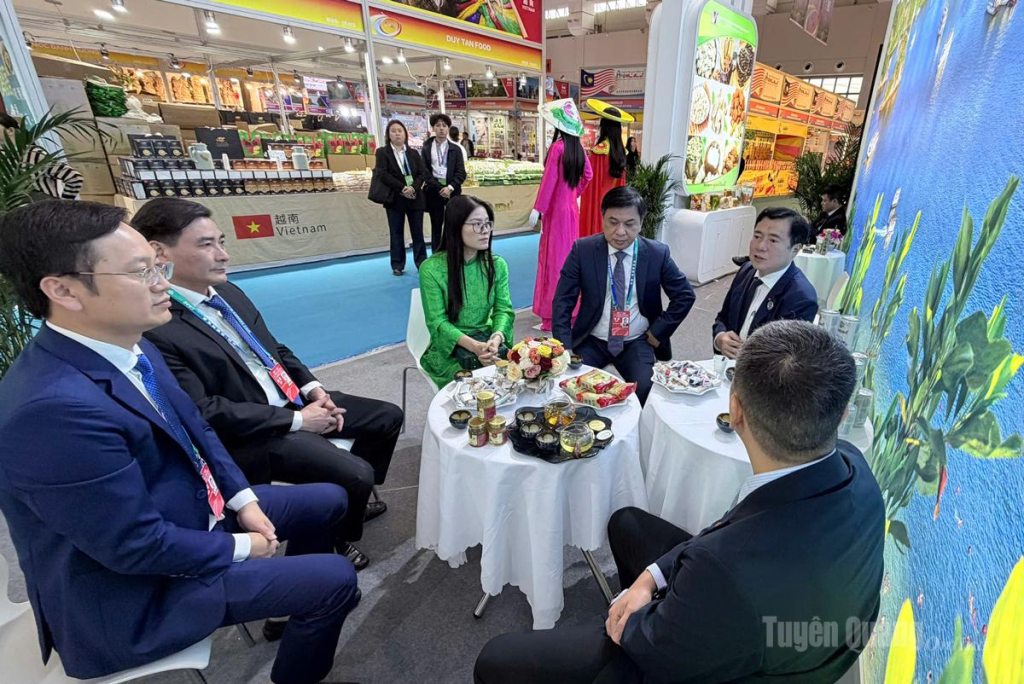Thứ trưởng Bộ Công thương Nguyễn Sinh Nhật Tân và các đại biểu thưởng thức trà Shan tuyết của Tuyên Quang.