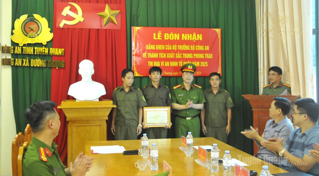 Đại tá Ma Quang Trung, Phó Giám đốc Công an tỉnh thừa ủy quyền của Bộ trưởng Bộ Công an trao Bằng khen cho Tổ bảo vệ ANTT thôn Sảng Lủng, xã Đường Thượng.