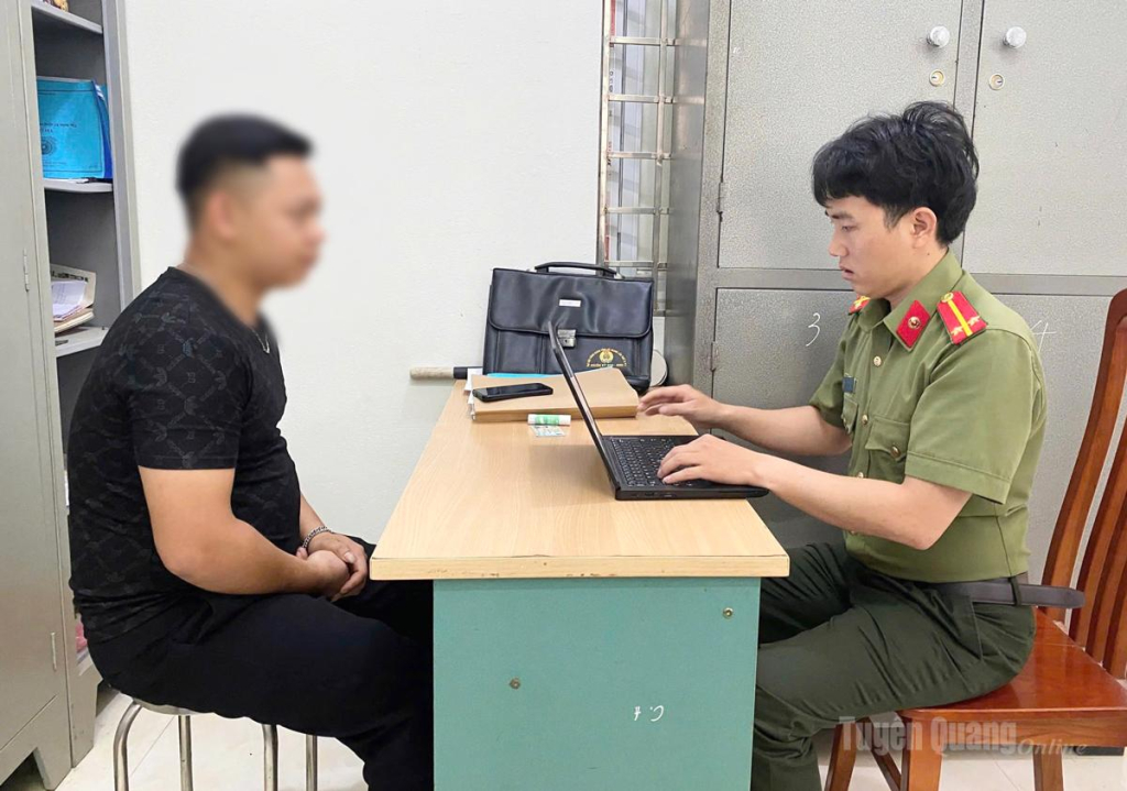 Anh P.M.N (con trai của chị P.M.T) đến Công an xã Quảng Nguyên để trình báo vụ việc.