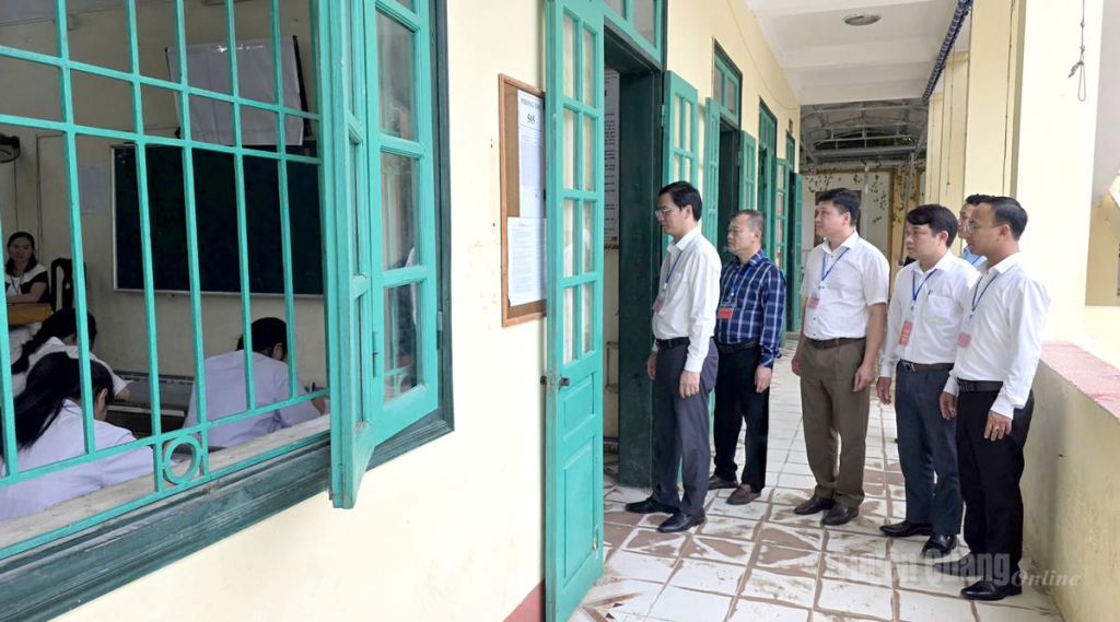 1.	Đồng chí Giám đốc Sở Giáo dục và Đào tạo Vũ Đình Hưng kiểm tra phòng thi tại điểm thi Trường THPT Thái Hòa.