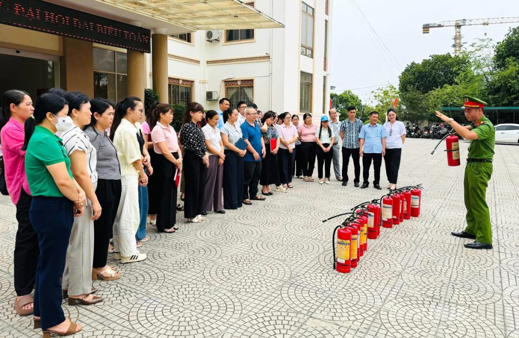Cán bộ PCCC và CNCH hướng dẫn cách sử dụng bình chữa cháy.