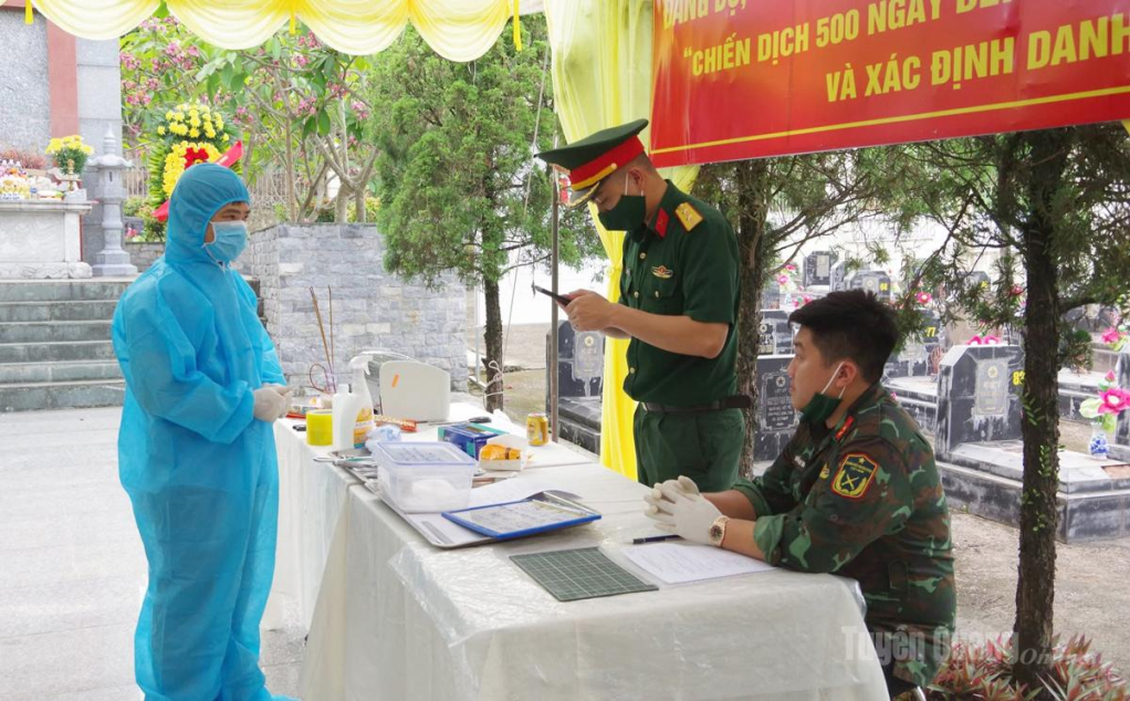 Lực lượng chức năng thực hiện lấy mẫu sinh phẩm.