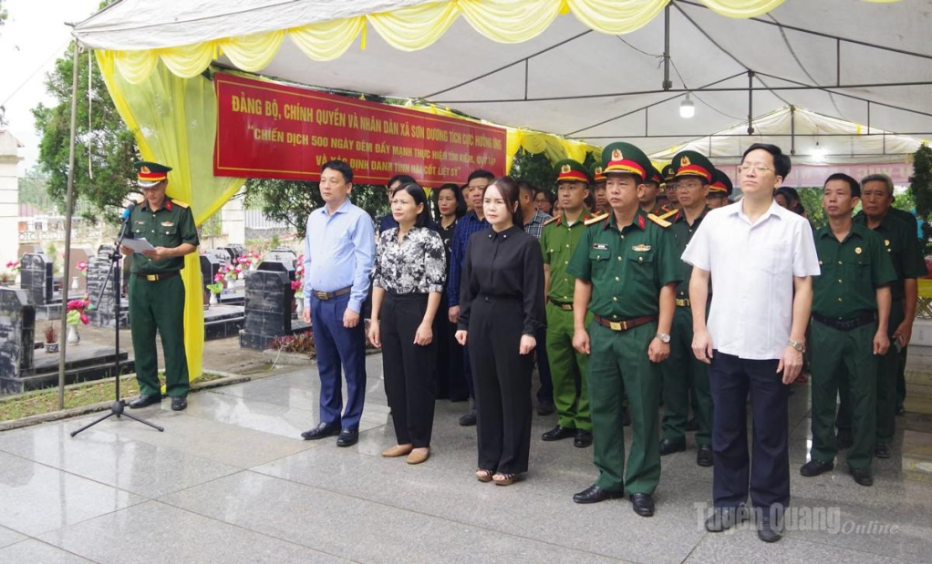 Các đại biểu thắp hương tri ân liệt sĩ trước khi tiến hành lấy mẫu hài cốt.